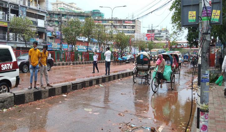 নিউমার্কেট এলাকায় যান চলাচল স্বাভাবিক, খোলেনি দোকানপাট