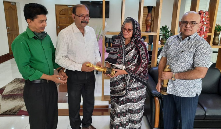 জাতীয় চলচ্চিত্র পুরস্কার দান করলেন ডলি জহুর