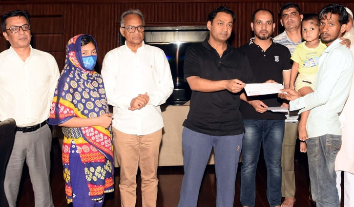Families of Nahid, Morsalin see rays of hope: Bashundhara Group donates Tk 2 million