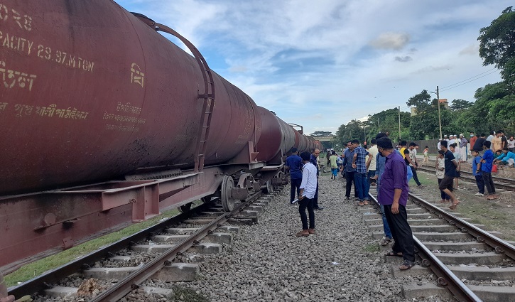 Oil carrying train derails in Brahmanbaria