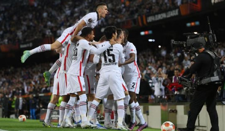 Frankfurt beat Barcelona to reach Europa League semis
