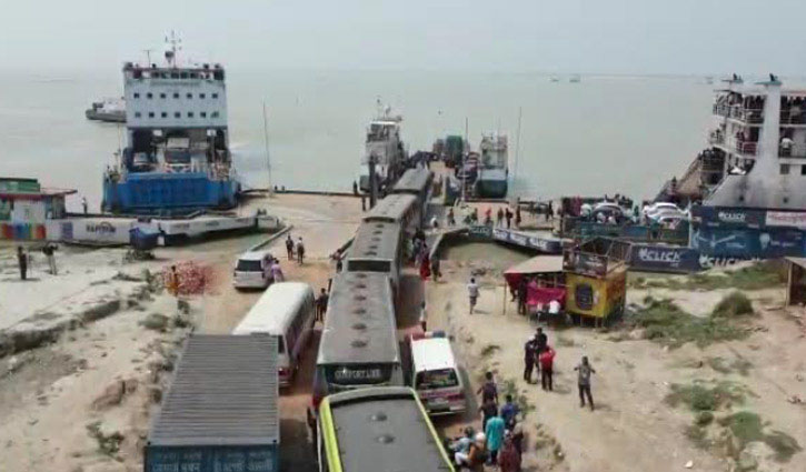 Over 500 vehicles waiting at Paturia ferry ghat