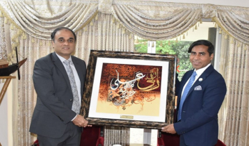 Pakistan High Commissioner presents calligraphy for Bangladesh foreign ministry