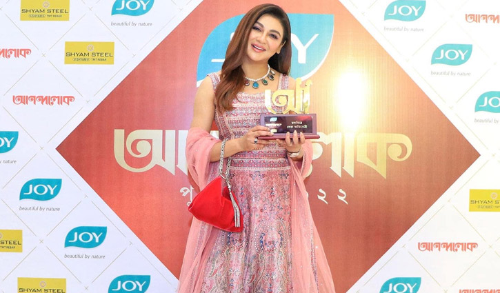 জয়ার হাতে আনন্দলোক পুরস্কার