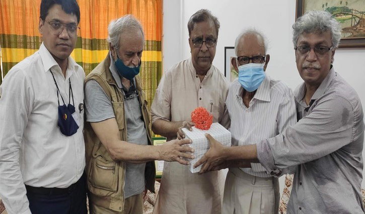 আহমদ রফিকের খোঁজখবর নিলেন সংস্কৃতি প্রতিমন্ত্রী