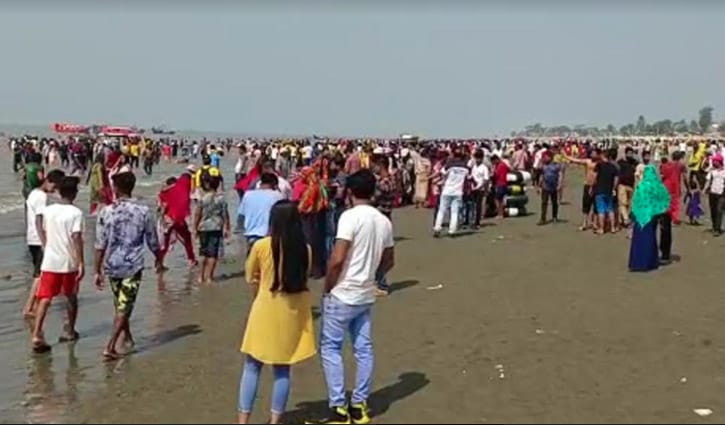 কুয়াকাটা সৈকতে পর্যটকের ঢল, তিল ধারণের ঠাঁই নাই 