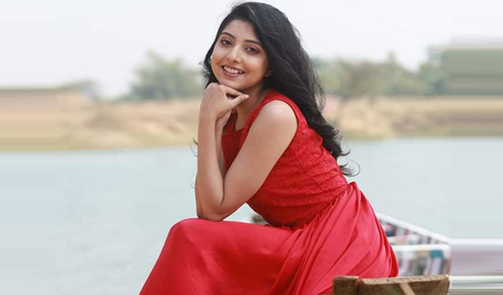 নায়িকা হতে চান পড়শী?