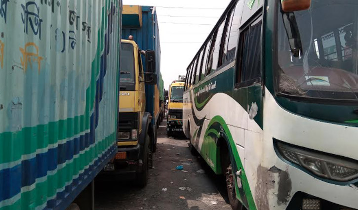 দৌলত‌দিয়ায় যানবাহ‌নের দীর্ঘ সা‌রি, ভোগা‌ন্তি‌তে চালক ও যাত্রী