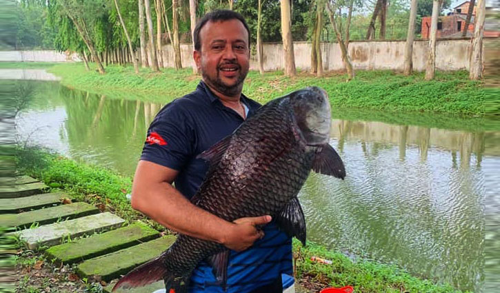 বিশাল কাতল মাছ ধরে ভাইরাল নায়ক রিয়াজ