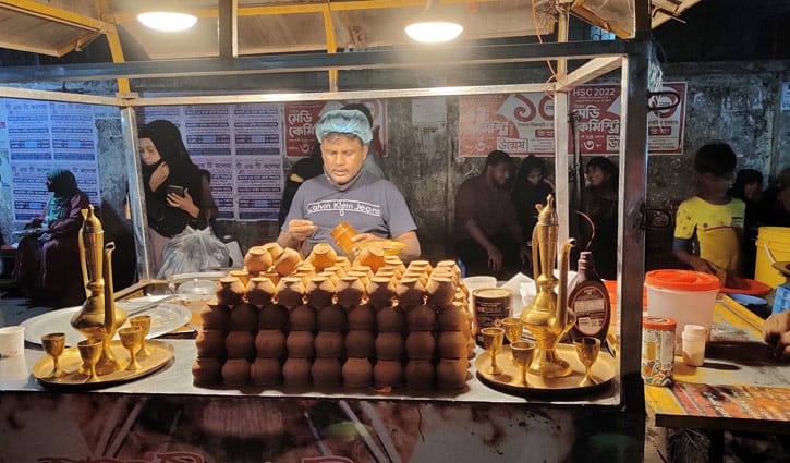ঢাকায় পোড়া মাটির কাপে ভারতের তন্দুরি চা
