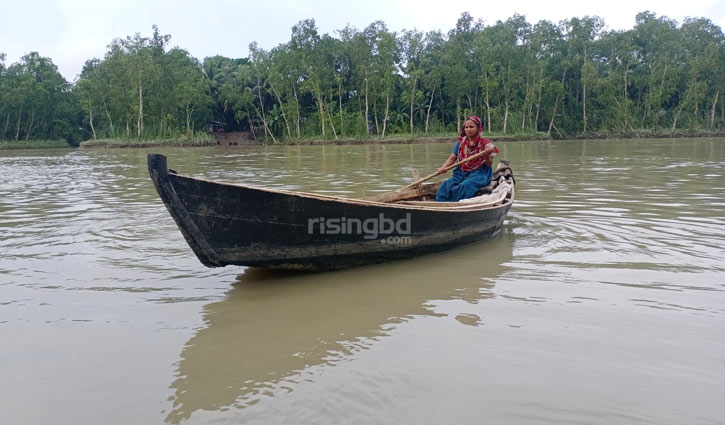 ‘বাবা কোলে বসাইয়া হাতে বৈঠা ধরাইয়া দিছিল’ 