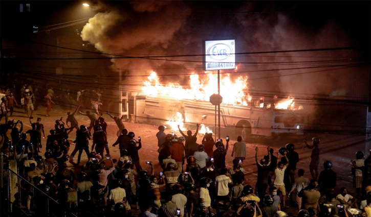 প্রেসিডেন্টের বাসভবনের বাইরে বিক্ষোভ, কলম্বোতে কারফিউ