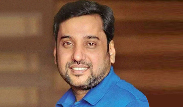 আত্মসমর্পণ করতে আদালতে সম্রাট আত্মসমর্পণ করতে আদালতে সম্রাট