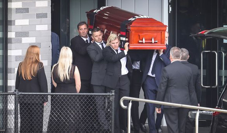 ওয়ার্নের কফিনে সন্তানের চুমু