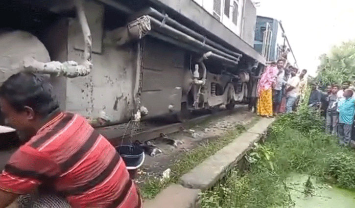 ফতুল্লায় ট্রাকের ধাক্কায় ট্রেনের ইঞ্জিন বিকল, ৩ ঘণ্টা পর ট্রেন চলাচল শুরু