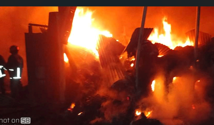 নরসিংদীতে ঝুটের গোডাউনে অগ্নিকাণ্ড, আহত ১