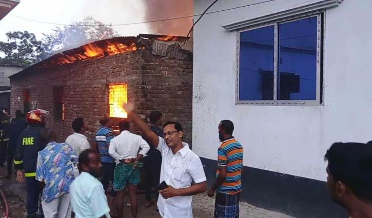 বগুড়ায় দই কারখানাসহ ৪ বাড়িতে আগুন