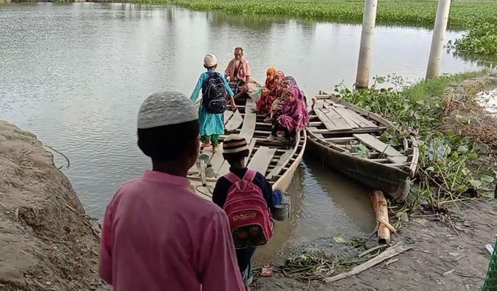 খাল পারাপারের ভরসা দাড়টানা নৌকা, ভোগান্তিতে ১৫ হাজার মানুষ