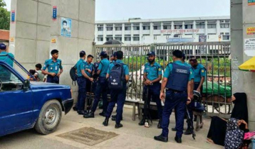 খুমেকে তালা দিলেন শিক্ষার্থীরা, বিক্ষোভে ওষুধ ব্যবসায়ীরা