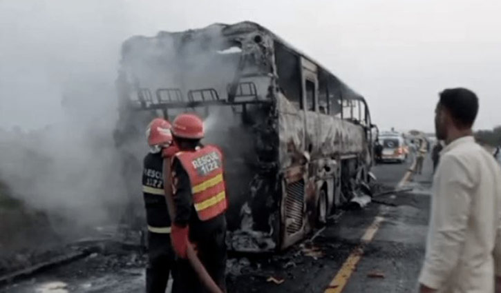 18 burn to death in Pakistan bus crash