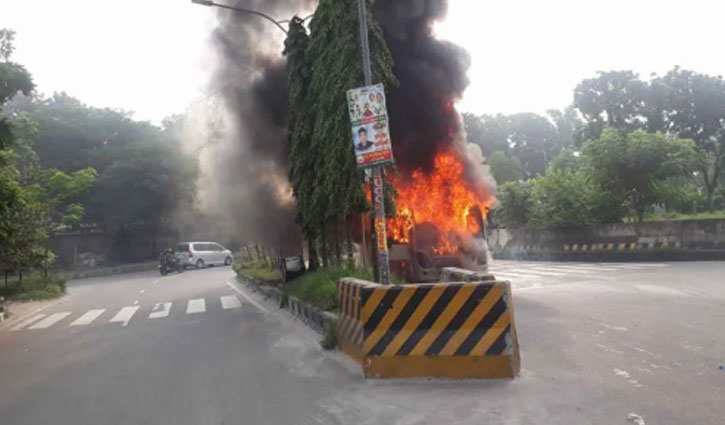 Bus catches fire at Agargaon
