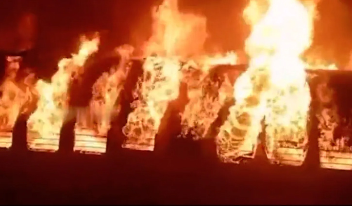 ভারতে ট্রেনে অগ্নিকাণ্ডে নিহত ১০