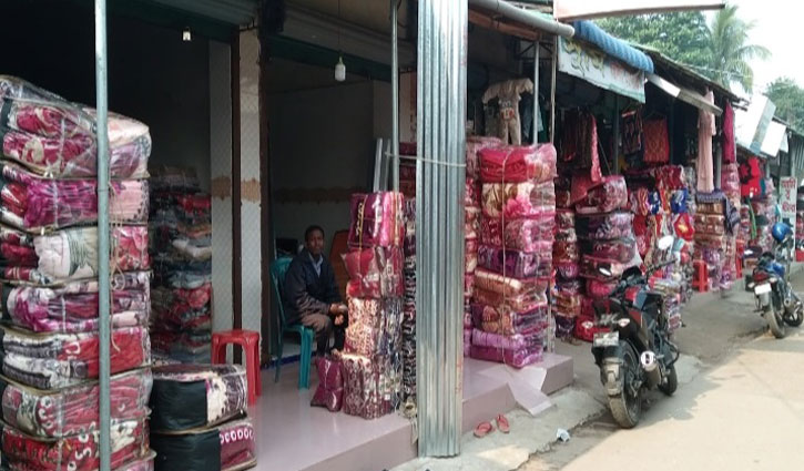 হিলিতে জমে উঠেছে ভারতীয় কম্বল-চাদরের বাজার 