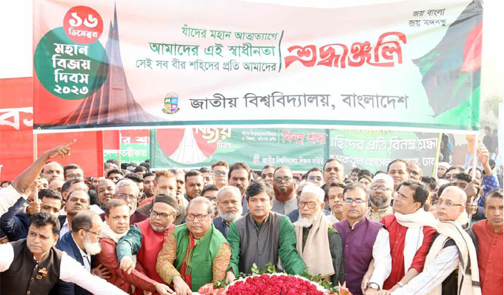 স্মৃতিসৌধে জাতীয় বিশ্ববিদ্যালয় উপাচার্যের শ্রদ্ধা