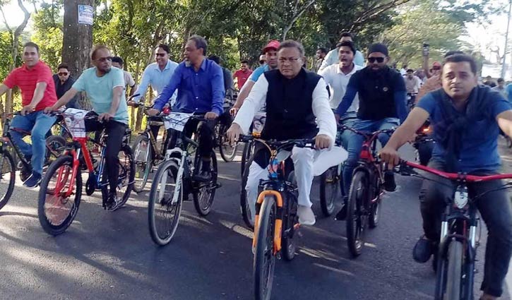 সাইকেল চালিয়ে নির্বাচনী প্রচারণায় তথ্যমন্ত্রী  