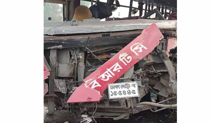 শিশুকে বাঁচাতে ব্রেক, ট্রাকের পেছনে বাসের ধাক্কায় নিহত ২