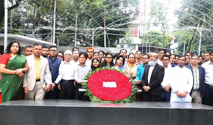 বঙ্গবন্ধুর প্রতিকৃতিতে জবি উপাচার্যের শ্রদ্ধাঞ্জলি