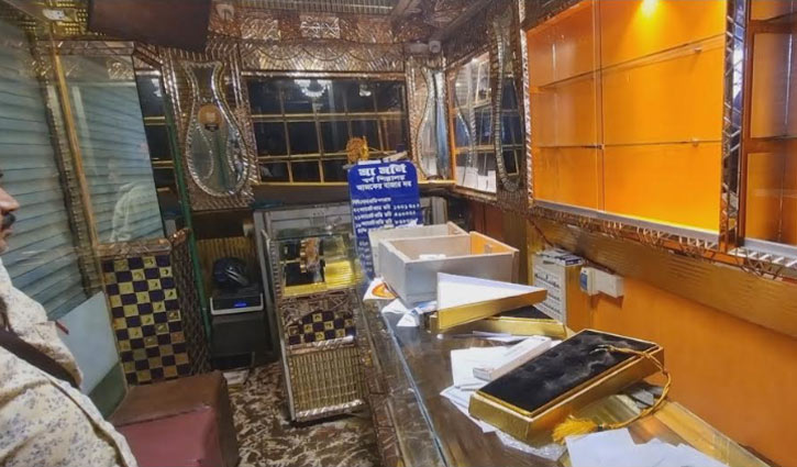 নোয়াখালীর বাজারে দুটি স্বর্ণের দোকানে ডাকাতি, নৈশপ্রহরী খুন 