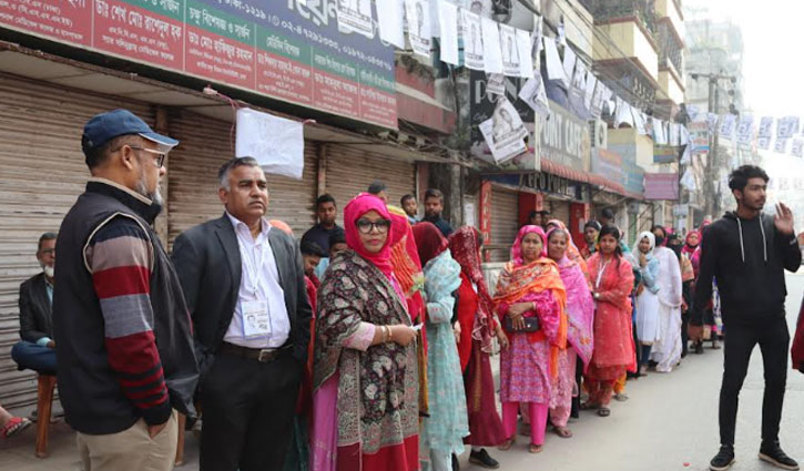 ঢাকা-৯ আসন: নারী ভোটারদের উপস্থিতি বাড়ছে 