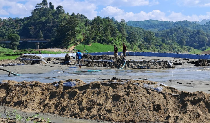 অবৈধভাবে বালু উত্তোলনের ফলে হুমকির মুখে পরিবেশ
