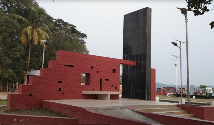 শহরে কারফিউ দিয়ে নৌ-পথে পালায় পাকহানাদার 