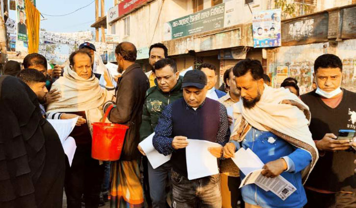 ভোট বর্জনের দাবিতে ব্রাহ্মণবাড়িয়ায় বিএনপির লিফলেট বিতরণ