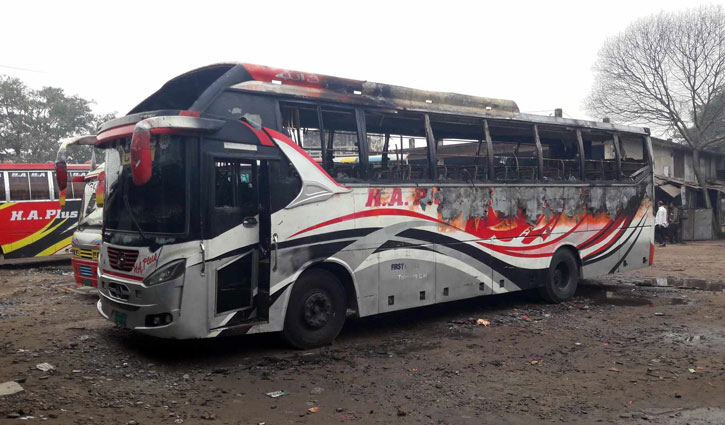 দিনাজপুরে দাঁড়িয়ে থাকা বাসে আগুন