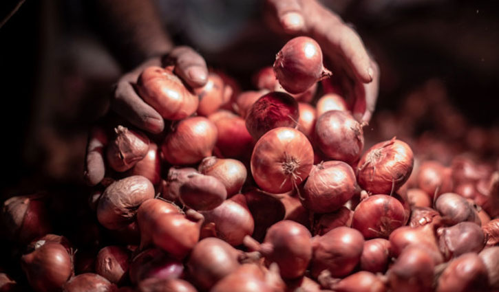 90 tonnes of onion imported by TCB stuck at Benapole