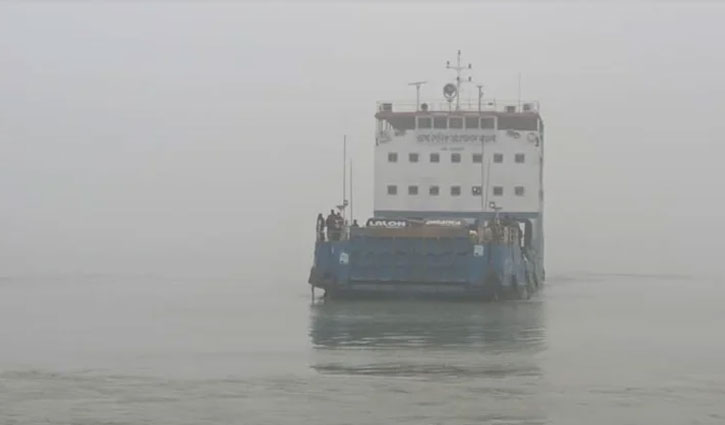 ঘন কুয়াশায় দৌলতদিয়া-পাটুরিয়া নৌপথে ফেরি চলাচল বন্ধ