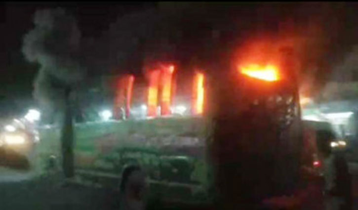 চট্টগ্রামে বাসে আগুন দিল দুর্বৃত্তরা