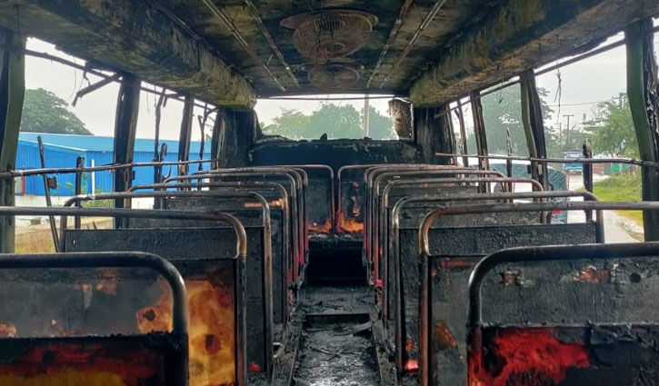কুমিল্লায় দাঁড়িয়ে থাকা বাসে আগুন