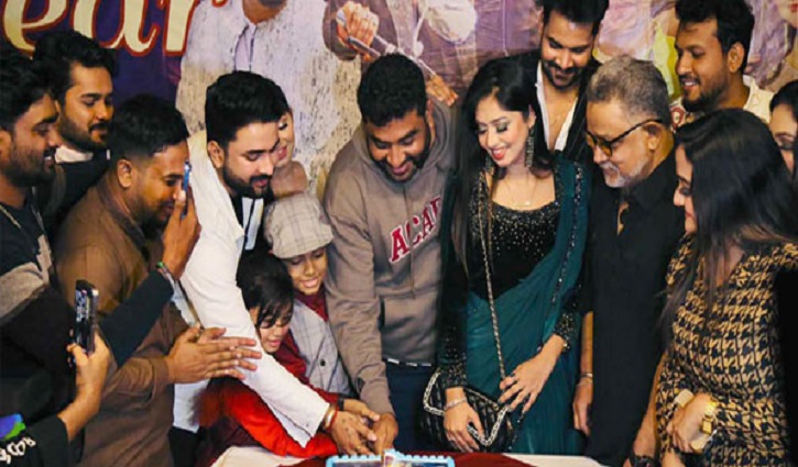 প্রকাশ্যে আকাশ-পুষ্পিতার ‘হ্যাপি নিউ ইয়ার’