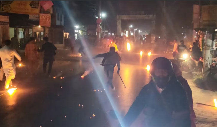 আ.লীগের ধাওয়ায় সড়কে মশাল রেখেই পালালো বিএনপি