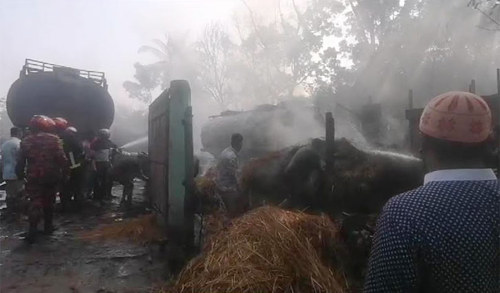 পুড়লো চার শতাধিক ড্রাম, দুটি ট্রাক ও দুটি মোটরসাইকেল