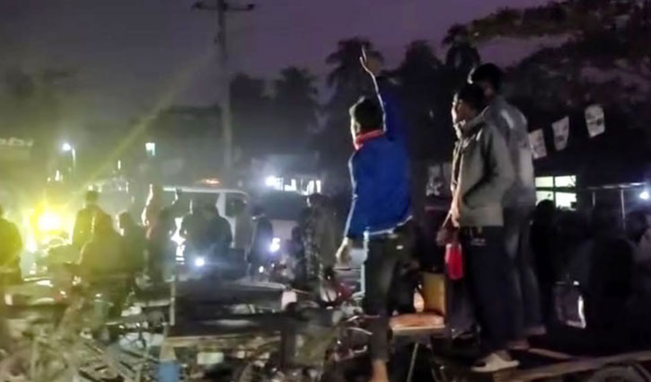 নৌকার প্রচারণায় নিয়ে ভাড়া কম দেওয়ায় ভ্যানচালকদের সড়ক অবরোধ