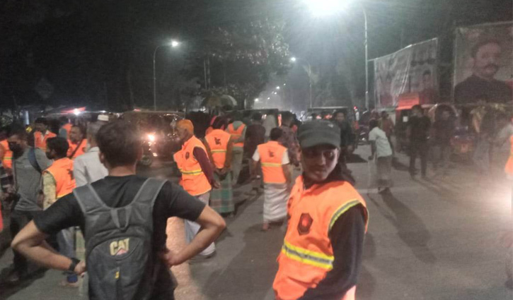 প্রতিকার চেয়ে পলাশী মোড়ে শারীরিক প্রতিবন্ধীদের সড়ক অবরোধ 