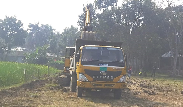 আ. লীগ নেতার বিরুদ্ধে কৃষি জমিতে পুকুর খনন ও মাটি বিক্রির অভিযোগ