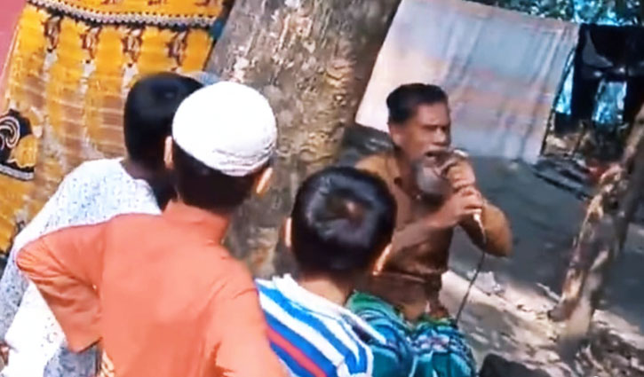 মোবাইল চুরি হওয়ায় মাইকে চোরকে গালিগালাজ