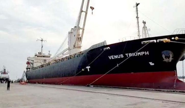 মেট্রোরেলের ৪ কোচ নিয়ে মোংলায় বিদেশি জাহাজ