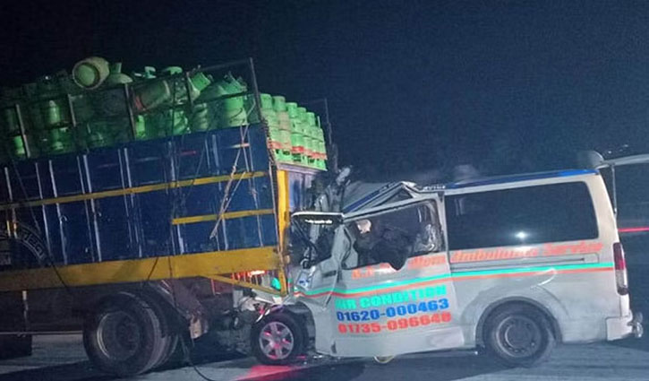 শরীয়তপুরে সড়ক দুর্ঘটনায় অ‌্যাম্বুলেন্সের ৬ আরোহী নিহত 